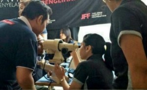 Tim medis sedang memeriksa salah satu pasien untuk Screening mata di acara Bulan Bakti ISMKI Regio Bali (14/4).