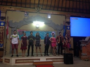 Delapan mahasiswa/i Fakultas Hukum Universitas Udayana menampilkan busana karya Duta Endek Colletion Denpasar dan  Basudewa.
