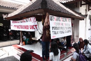 Mahasiswa Fakultas Ilmu Budaya (FIB) Unibersita Udayana menuntut transparansi Uang Kuliah Tunggal (UKT) dengan cara memasang spanduk yang berisi aspirasi mahasiswa, Kamis (7/4) di lingkungan kampus FIB Jln. Pulau Nias nomor 13 Denpasar.