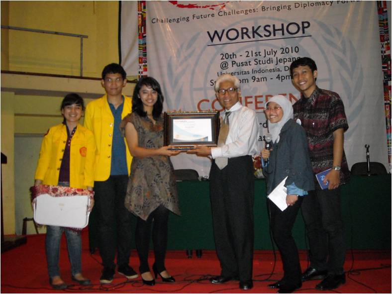 foto penyerahan plakat