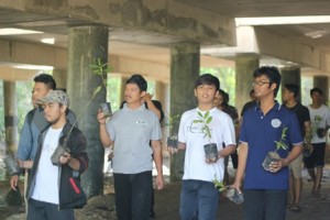 Para peserta bersiap-siap membawa masing-masing tanaman mangrove yang sudah disediakan oleh panitia akan siap di tanam