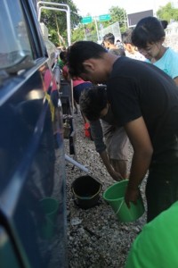 Setelah selesai menanam mangrove, langsung semua peserta menyerbu tangki mobil yang penur berisi air untuk mencuci tangan dan kaki sehabis menanam