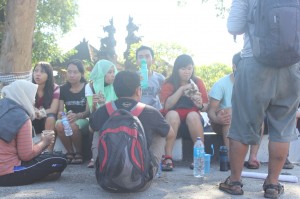 Tak lupa sehabis menanam, makan pagi bersama dan minum untuk melepas dahaga serta lapar 