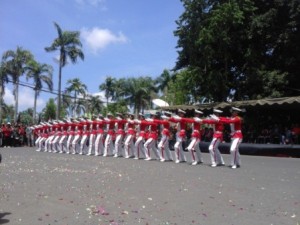 Gerak “ritmik” yang mendominasi performance dari Fakultas Hukum mampu mengantarkannya menjadi juara 2 Defile tahun ini.