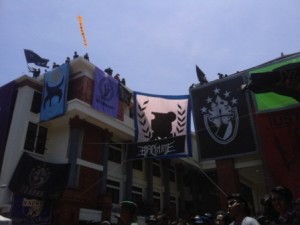 Euforia penonton yang tak gentar diterpa panas menyengat demi mendukung tim Defile dari fakultasnya.