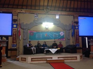 Seorang moderator dan Empat pembicara dalam acara ALSA Care 2015. Kiri-kanan: Jimmy Z. Usfunan, Ni Ketut Supasti Darmawan, , Ida Ayu Selly Dharma Wijaya Mantra, A.A Bagus Magha Sambhara dan Bekti Purwanto.