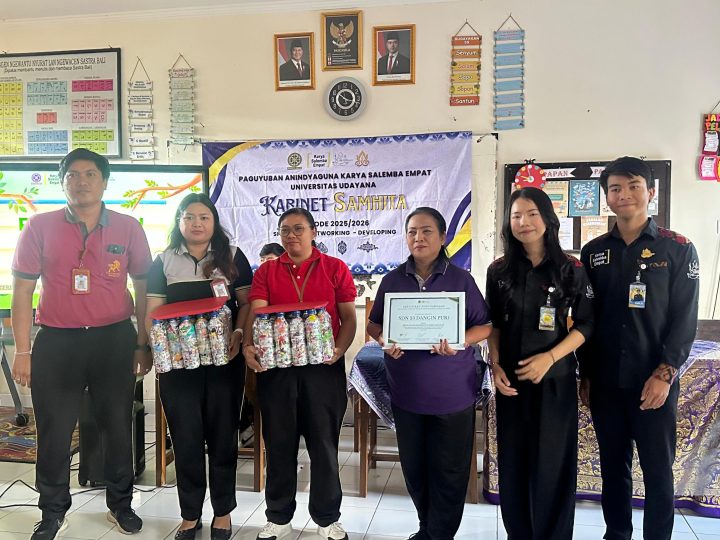 Mahasiswa Unud Bersama Siswa SD Olah Sampah Menjadi Produk Ramah Lingkungan