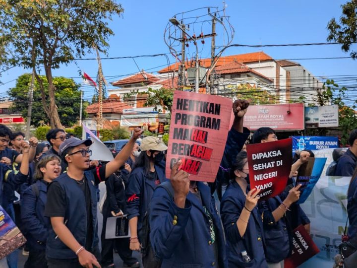 Massa Aksi Bali Bergerak Kritik Kebijakan Pemerintah di Depan DPRD Bali