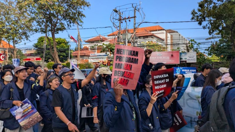 Massa Aksi Bali Bergerak Kritik Kebijakan Pemerintah di Depan DPRD Bali