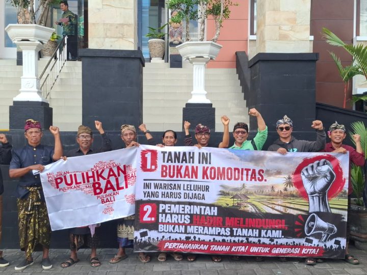 Petani Bakbakan Gelar Persembahyangan di PN Gianyar, Tolak Konsinyasi Tanah Leluhur