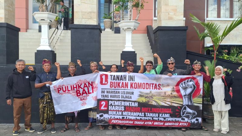 Petani Bakbakan Gelar Persembahyangan di PN Gianyar, Tolak Konsinyasi Tanah Leluhur